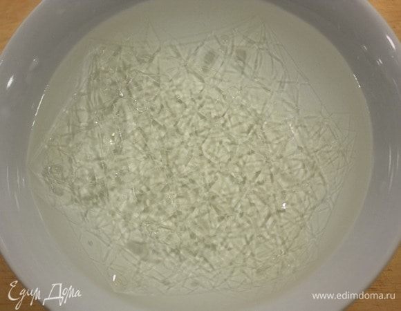 Замочить желатин на 5 минут в холодной воде, отжать и растворить в рыбном бульоне по инструкции. Бульон остудить до комнатной температуры.