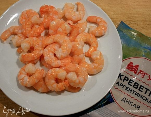 Креветки очистить от панциря и хвостиков, удалить кишечную трубку, отварить в течении 3 минут и обсушить.