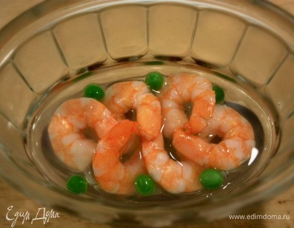 Затем уложить красиво креветки, залить и вновь остудить до схватывания бульона.