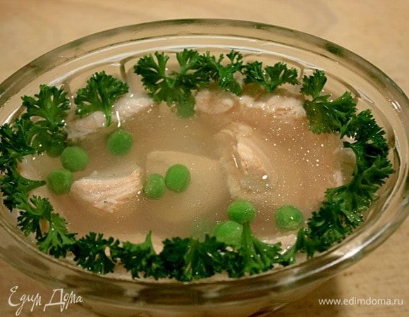 Зелень петрушки разобрать на листочки и выложить по периметру формочки, полить бульоном и остудить. Кроме петрушки я использовала кресс-салат.