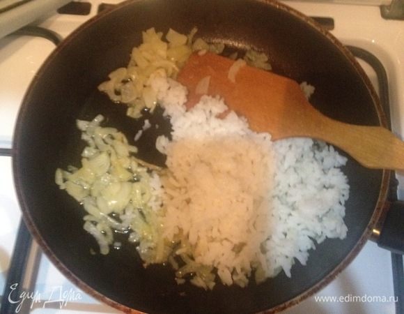 Для рисовой начинки очистите и мелко нарежьте лук. Растопите масло в сковороде и обжарьте лук до золотистого цвета. Очистите яйца и нарежьте кубиками. Смешайте рис, яйца и лук, посолите и поперчите.