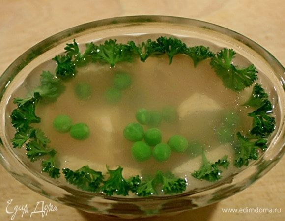 Заполнить формочки оставшимся бульоном и убрать в холодильник на 6-8 часов.