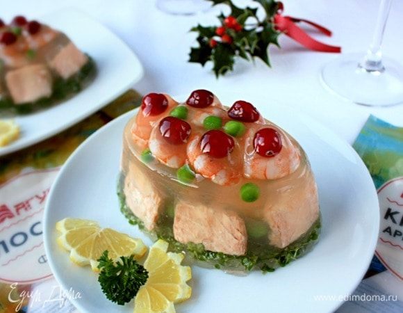 За 30 минут до подачи достать заливное из холодильника. Непосредственно перед подачей опустить формочки в горячую воду на несколько секунд, накрыть тарелкой и перевернуть.