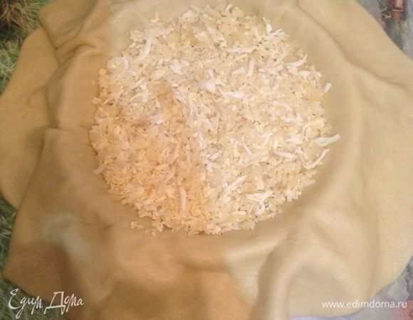  В центр выложите рисовую начинку.