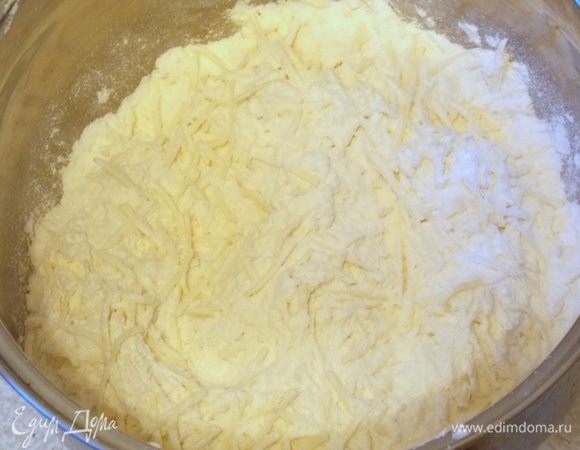 Смешать его с мукой, разрыхлителем, солью и сахаром.