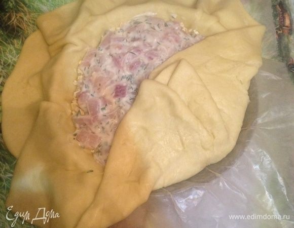 Заверните на начинку свободные края, оставляя небольшое отверстие в центре.