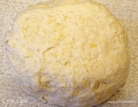 Добавить кефир и замесить мягкое тесто.
