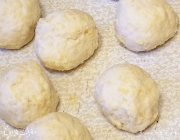 Разделить на кусочки с половину грецкого ореха и скатать шарики.