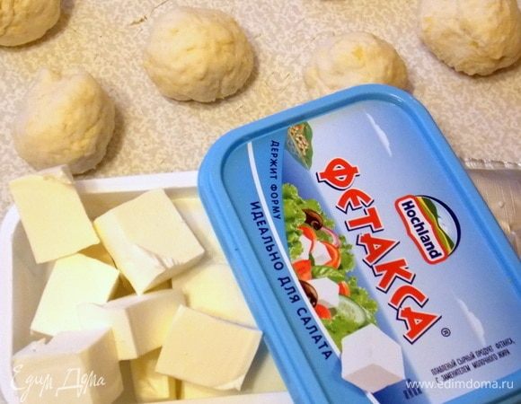 Фетаксу Hochland разделить на маленькие кубики.