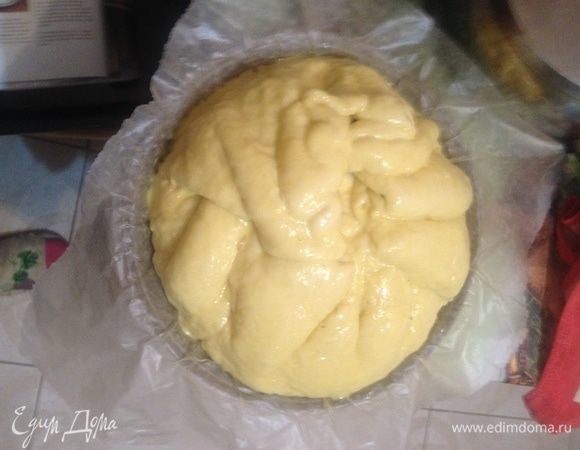 Разогрейте духовку до 180°С. Смажьте поверхность пирога яйцом. 