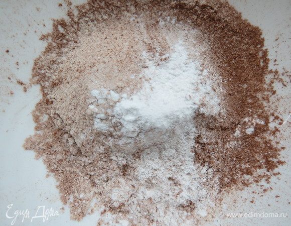 Вишню предварительно замочить в коньяке, оставить настояться ночь. 
Готовим тесто. В отдельную миску просеять муку, какао и разрыхлитель.