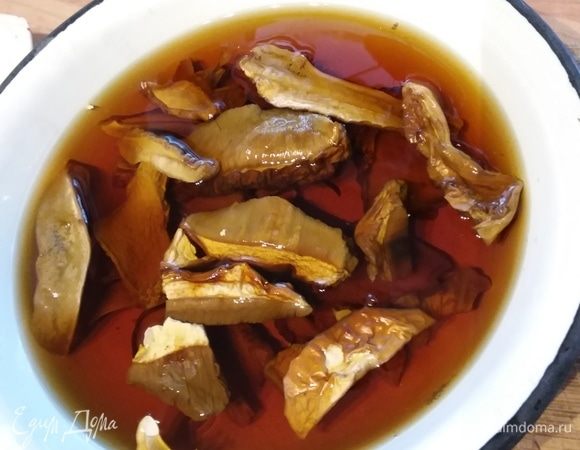 Грибы залить кипятком, отставить на час в сторону. 