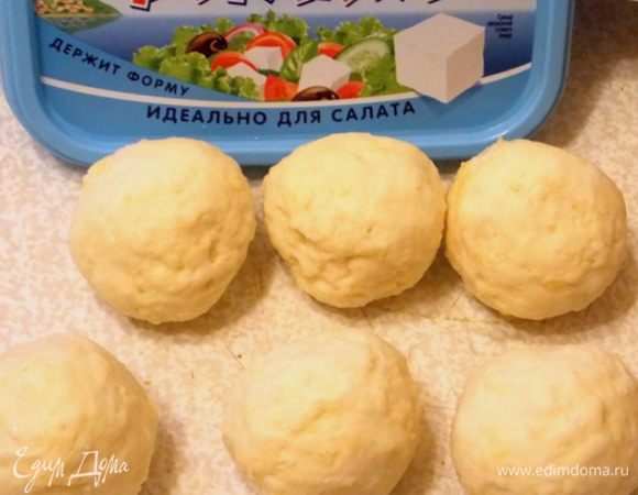 Так сделать со всеми шариками теста.