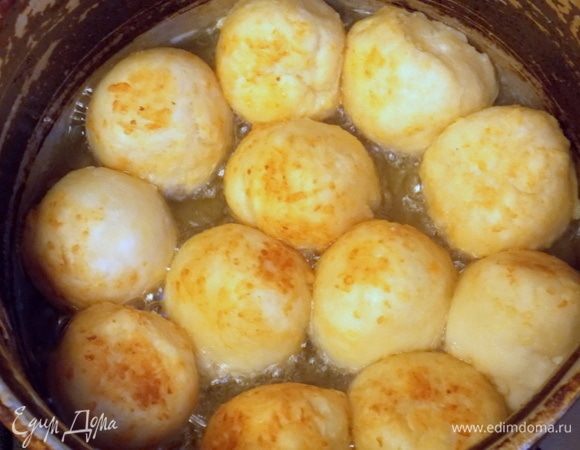 Масло разогреть в сковороде, но не сильно. Положить шарики, но не близко, так как они увеличатся. Обжарить под закрытой крышкой со всех сторон до румяной корочки. Примерно 10 минут.
