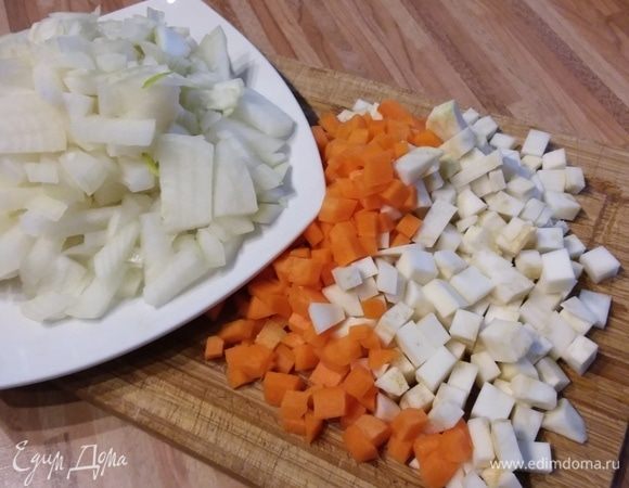 Лук, корень сельдерея, петрушки, чеснок и морковь нарезать кубиком. Болгарский перец также нарезать кубиком. 
