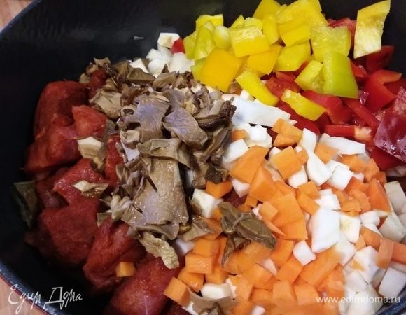 В жаровню отправить следующие ингредиенты: мясо, лук, чеснок, сельдерей, петрушку, морковь, болгарский перец и нарезанные грибы (жидкость, в которой замачивались грибы, сохранить). 