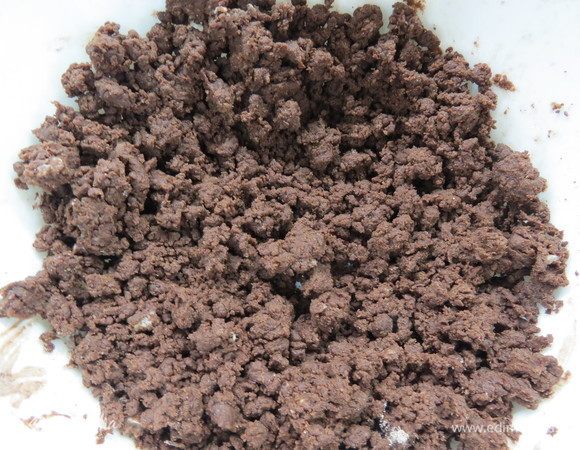 Добавить в мучную смесь сливочное масло комнатной температуры, перемешать. 