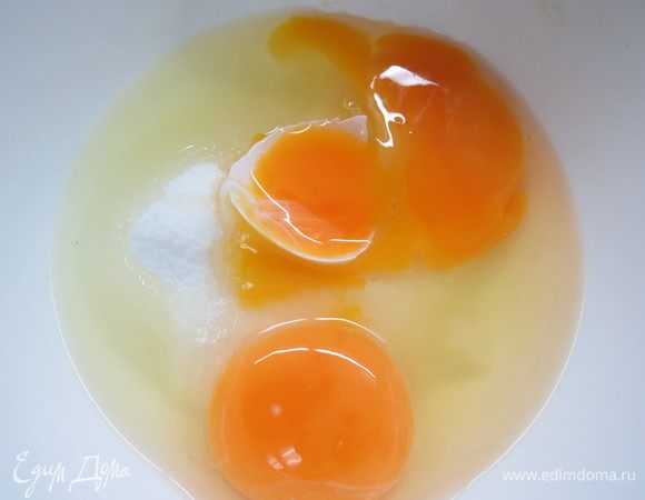 Яйца взбить с сахаром до растворения сахара.