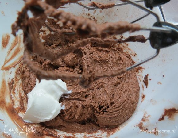 Добавить яичную смесь в мучную, взбить до однородности. В конце добавить сметану или густой йогурт, снова взбить.