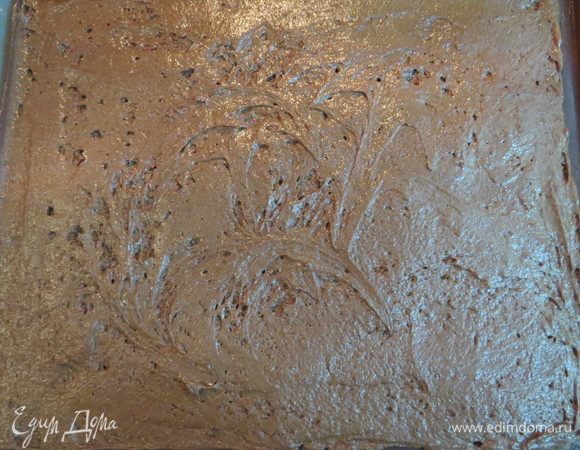 Равномерно распределить тесто по противню, застеленном бумагой для выпечки (у меня силиконовый коврик).