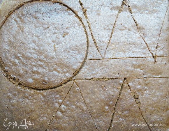 Выпекаем при температуре 180°С около 15 минут. После 10 минут поглядывайте, как там наш бисквит. Важно не пересушить, так что ориентируйтесь на свою духовку! 
Для сборки цукотто нам понадобится миска или салатник, у меня диаметром 18 см. Из теста вырезаем круг размером с диаметр салатника (им будем закрывать донышко нашего купола), оставшееся тесто размечаем на треугольники. 