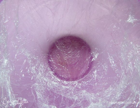 Салатник выстелить пищевой пленкой, так будет легче извлекать готовый пирог-купол. 