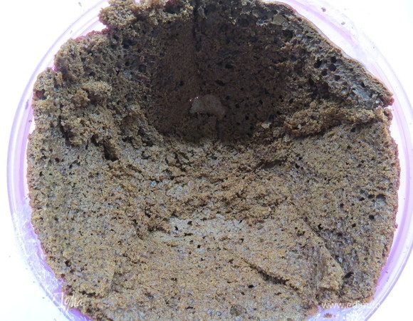 Стенки салатника застилаем треугольниками из теста, стыки можно заделать обрезками теста, тесто получается пушистым и податливым, так что это очень легко сделать. 