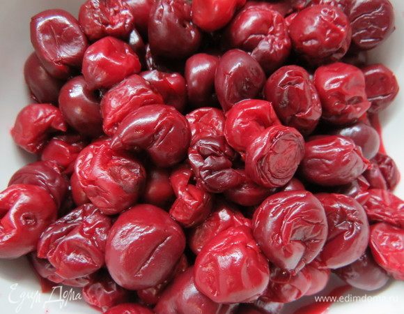 Приступаем к приготовлению начинки. Вишню откинуть на дуршлаг, дать жидкость стечь. Жидкость не выливать, ей нужно пропитать бисквит. 