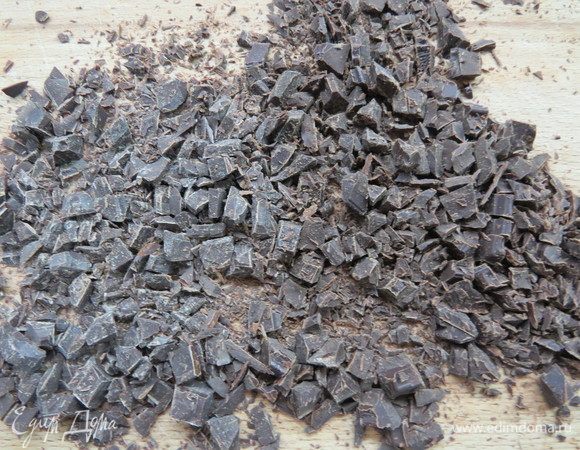 Шоколад порезать мелким кубиком. Нарубить обжаренный миндаль.