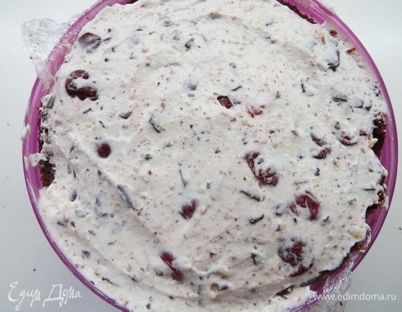 В самом конце добавить пьяную вишню, аккуратно перемешать, наполнить начинкой подготовленную форму. 