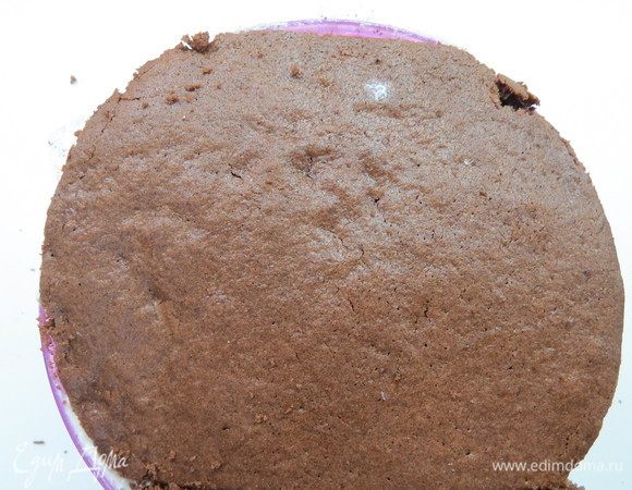 Сверху накрыть кругом из теста, закрыть его пищевой пленкой и поставить в холод на 4-6 часов. 