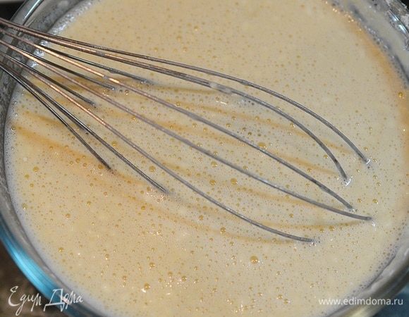 Вы можете приготовить блины по своему любимому рецепту. Мой рецепт такой: 300 мл теплого молока, добавьте сахар и сухие дрожжи. Когда появится шапочка, добавьте яйцо, щепотку соли и 1 ст. л. муки. Все хорошо перемешайте.