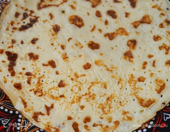 Испеките блины, смазывая сковороду маслом.