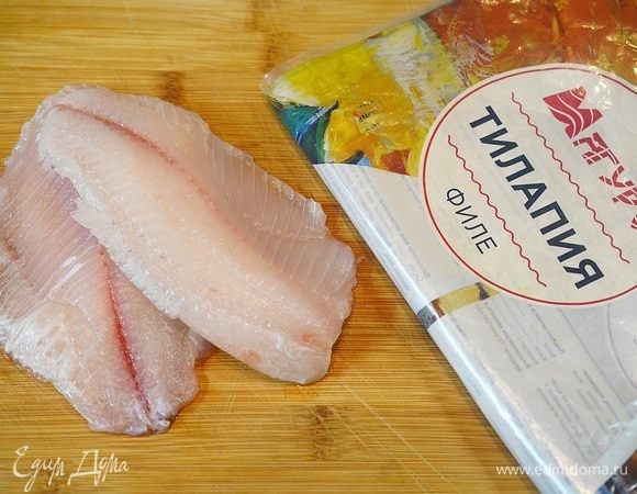 Для начинки, как всегда при приготовлении рыбных блюд, я использую высококачественную продукцию ТМ «Магуро». Рыба этой марки всегда свежая, не содержит наледи и что самое главное, правильно заморожена — методом шоковой заморозки. Филе тилапии разморозьте.