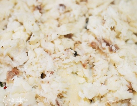 Отварите в подсоленной воде около 20 минут. Охладите и разомните вилкой.