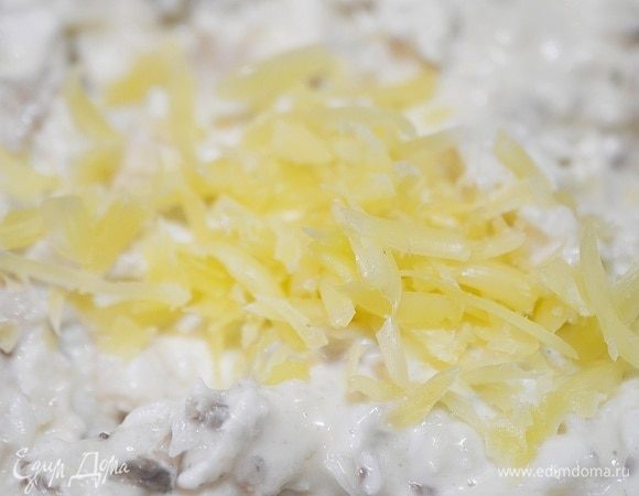 Добавьте майонез, тертый сыр и зелень.