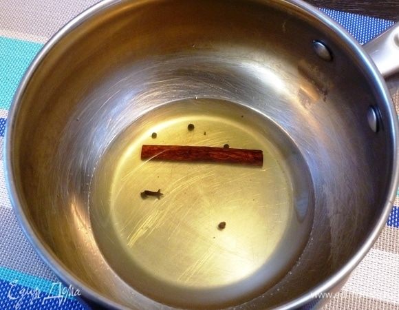 Яблочный сок нагрейте в сотейнике, положите в него специи и потомите 3 минуты.