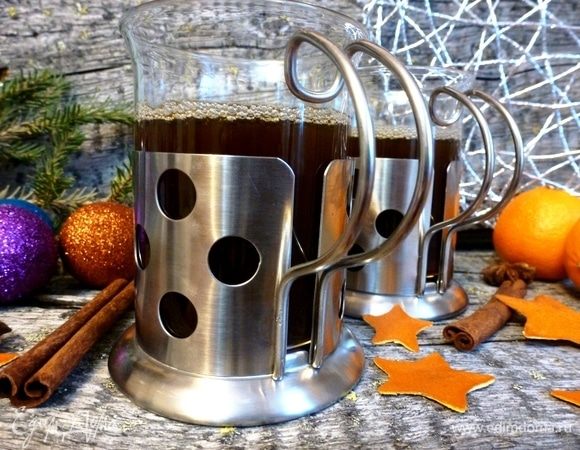 Разлейте по бокалам (стаканам, чашкам и т.д.) и подавайте к столу. Отличный напиток для зимних вечеров! 