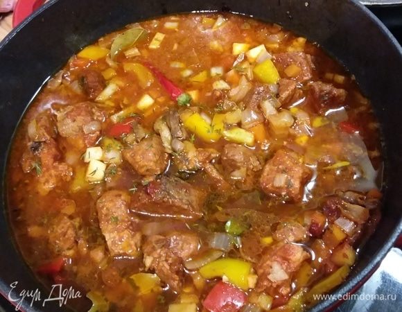 Через 50 минут влить грибную, вино и бульон или воду и отправить обратно в духовку еще на 50 минут или до готовности мяса. Это значит, что через 50 минут нужно достать жаровню, проверить готовность мяса и если оно готово, то и блюдо готово. Если мясо еще жестокое, продолжить готовку. В конце тушения всыпать рубленую зелень, закрыть крышкой и оставить в покое на 20 мин. 