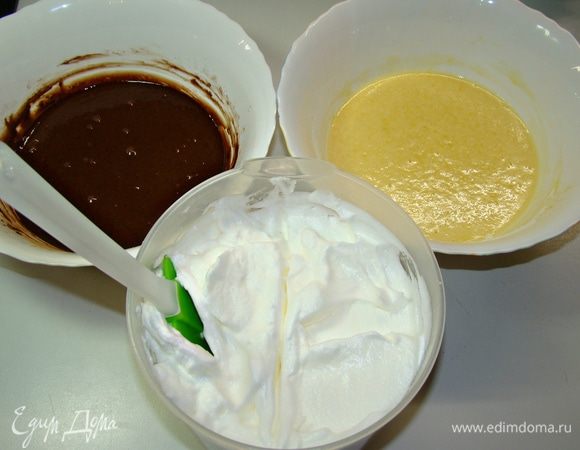 В отдельной емкости взбить 8 белков со щепоткой соли. Как только белки начнут густеть, всыпать сахар и продолжить взбивать до устойчивых пиков. Затем белковую массу разделить пополам и каждую часть небольшими порциями вмешать лопаткой в белое и темное тесто.