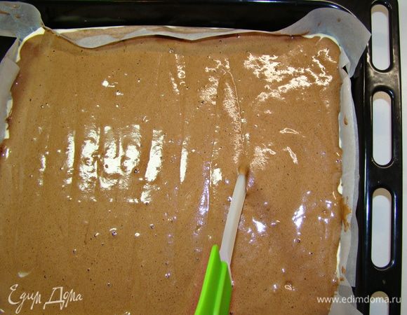 На светлое тесто аккуратно вылить темное тесто. Разровнять и обратной стороной лопатки провести от края и до края параллельные полосы. Затем точно такие же полосы сделать в поперечном направлении. Поставить в разогретую до 150°С духовку минут на 25. Готовность проверить деревянной шпажкой.