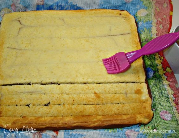 Смешать воду, сахарную пудру и ложку коньяка или ликера и этой смесью пропитать бисквит и снова накрыть.