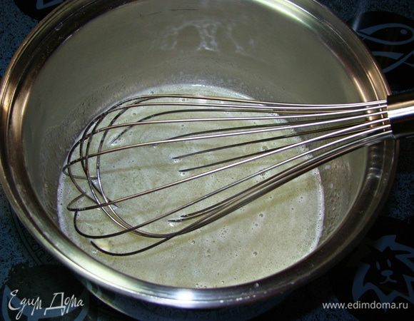 Пока остывает бисквит, приготовим заварную «сердцевину поленца». Для этого в сотейнике довести до кипения воду, сливочное масло, сахар, соль.