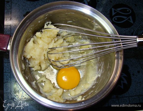 В кипящую воду всыпать всю муку и, постоянно помешивая, заварить,
пока все содержимое соберется в ком. Снять с огня, дать слегка остыть. В теплую смесь вмешать яйцо до полной однородности. С помощью кондитерского мешка отсадить тесто в виде полоски на пергамент. Длина полоски должна быть равна длине рулета, а ширина —
 примерно 1,5 см. Выпекать первые 10 минут при  температуре 230°С, затем температуру снизить до 200°С и печь еще 10–15 минут. Из этого количества теста у меня получилось три длинных заварных пирожных.