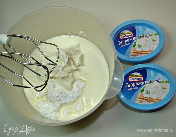 Сливки, творожный сыр Hochland и сахарную пудру взбить до устойчивых пиков. Отложить 3–5 ст. л. ложек крема, им необходимо нафаршировать одно длинное заварное пирожное. Затем ее завернуть в пищевую пленку, придав форму круга, и поставить в холодильник для застывания. В остальную часть крема добавить какао и все перемешать до однородности.