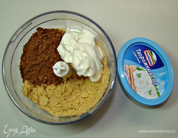 Пока застывает рулет, приготовим декор «шишки». Для этого измельчить печенье и смешать с какао и сливочным сыром до однородности. Из этой массы слепить шишки. 