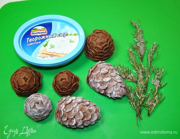 Шишки украсить или шоколадными хлопьями, или кружочками из мастики. Веточки розмарина я украсила сахаром.