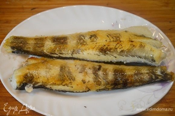 Обжарить рыбу с добавлением масла до золотистого цвета и выложить на тарелку.