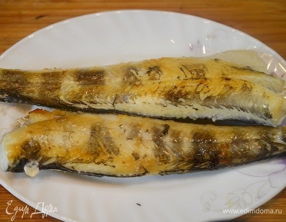 Обжарить рыбу с добавлением масла до золотистого цвета и выложить на тарелку.