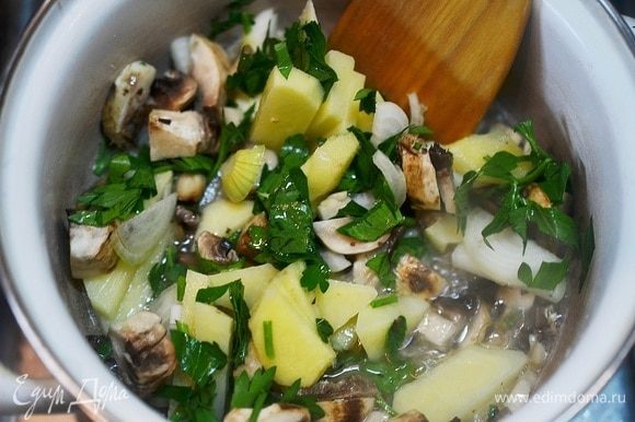 В кастрюлю влить уксус и соевый соус, добавить нарезанные овощи и тушить до готовности овощей.